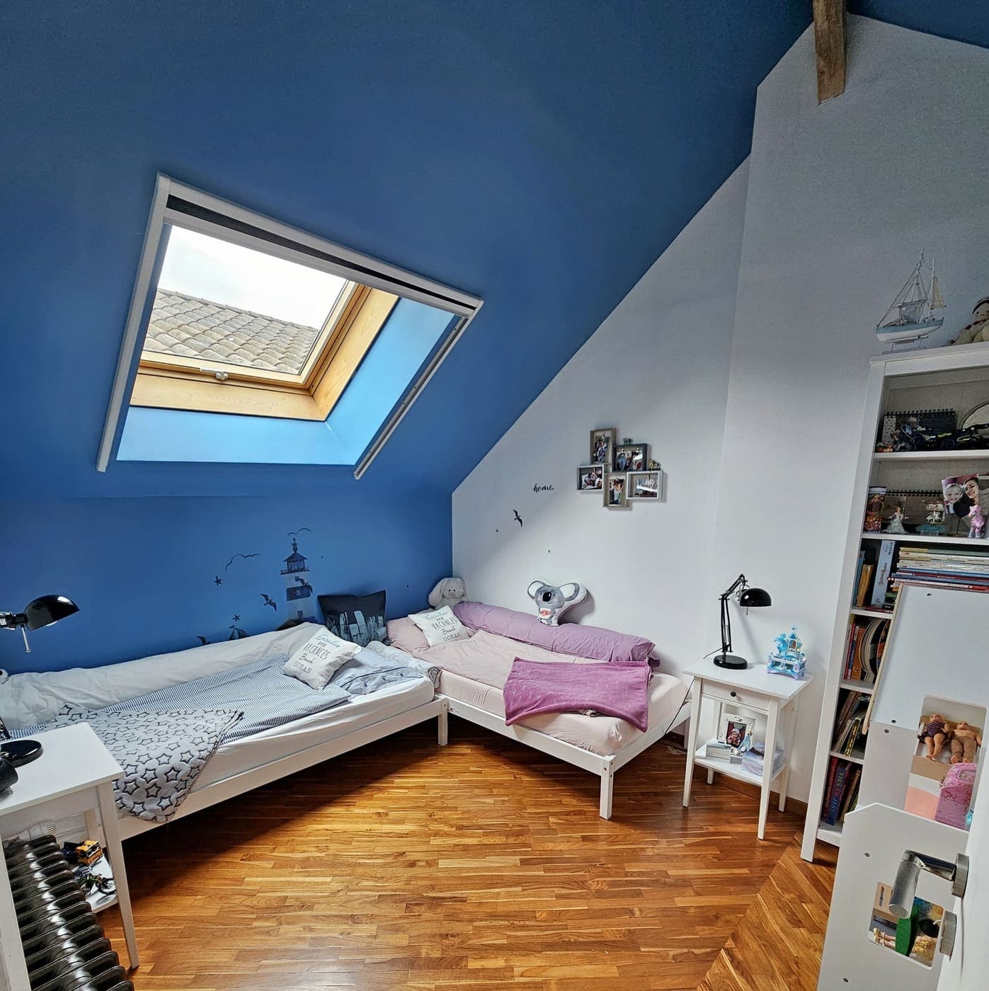 Chambre mansardée aux murs bleus