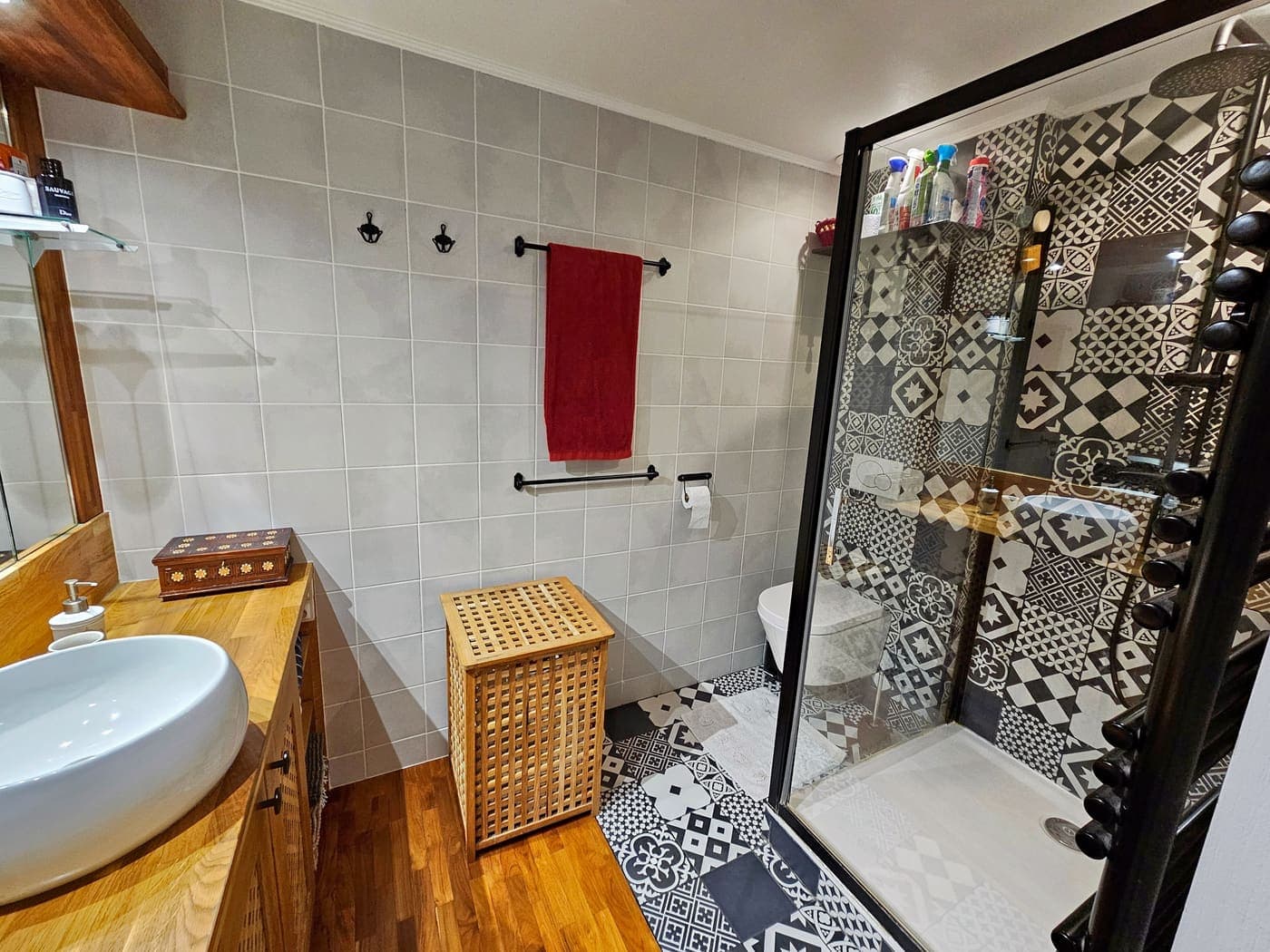 Salle d'eau aux carreaux graphiques