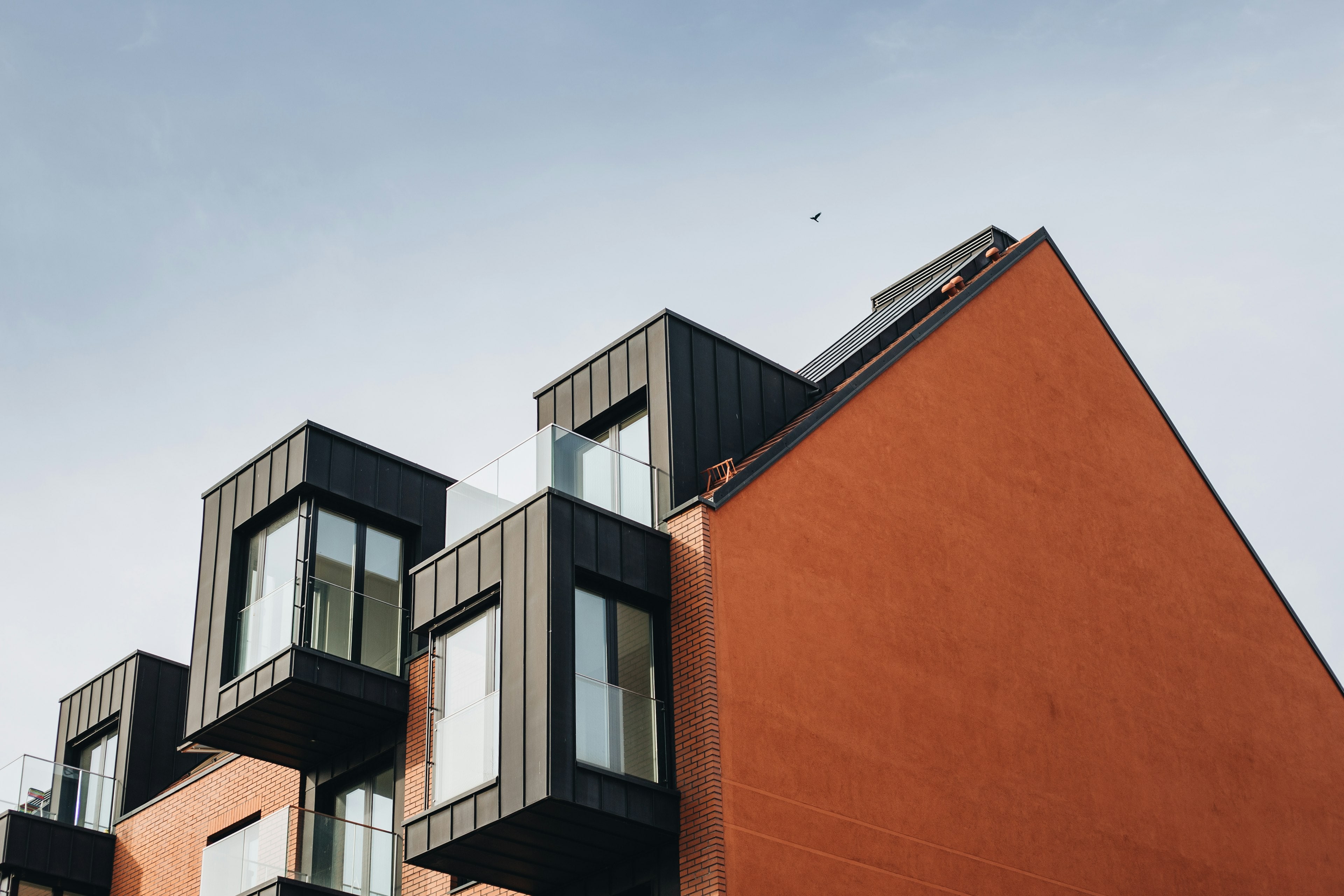 Immeuble résidentiel contemporain, façade de brique et volumes en zinc